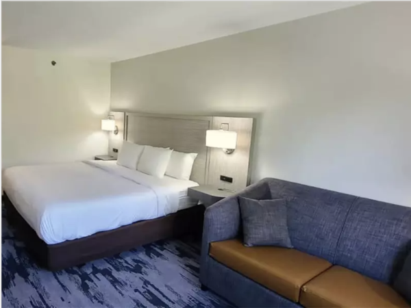 Quality Inn & Suites Simple Durable Hotel Bedroom Furniture - Image 4